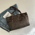 Bolso tote vintage con estampado de leopardo, asas de cuero marrón y hebillas doradas - Negro