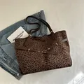 Bolso tote con estampado de leopardo, correas de cuero marrón y hebilla dorada - Marrón