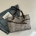 Bolso tote grande de leopardo con asas de cuero sintético marrón sobre denim - Blanco