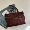 Bolso tote con estampado de leopardo rojo oscuro, asas marrones y detalles dorados - Rojo