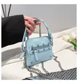 Détail du mini sac en cuir grainé bleu clair avec clous et chaîne en métal argent - Bleu