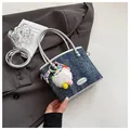 Sac à main en denim bleu pailleté avec bandoulière argentée et breloque en peluche - Bleu Foncé (Avec Pendentif)