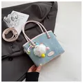 Sac seau en jean bleu clair avec garniture en cuir rose et porte-clé pompon - Bleu Mer (Avec Pendentif)