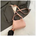 Sac bandoulière en cuir grainé rose avec poignée supérieure et texte Fashion & Bags - Rose