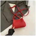 Sac bandoulière rétro rouge en cuir avec poignée et inscription Fashion & Bags - Rouge