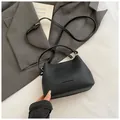 Sac bandoulière noir chic avec détails argentés et bandoulière réglable - Noir