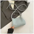 Sac à bandoulière bleu clair en similicuir avec texture litchi et sangle réglable - Bleu