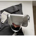 Sac bandoulière en cuir argenté brillant avec rabat magnétique pour femme - Argent