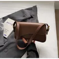 Sac baguette vintage en cuir marron foncé avec bandoulière réglable et détails dorés - Kaki