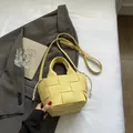 Ψάθινη τσάντα bucket για γυναίκες, κομψή δερμάτινη τσάντα χιαστί με κορδόνι και χερούλι. - Χωρίς μενταγιόν / Κίτρινο