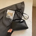 Detail der schwarzen geflochtenen Ledertasche mit Intrecciato-Muster und Tragegriff - Schwarz
