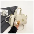 Bolso bandolera de cuero blanco crema con dijes de béisbol y correa ajustable - Blanco con Adorno de Lazo