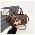 Bolso de mano marrón oscuro en cuero sintético mate con dijes deportivos y anillas - Marrón con colgante