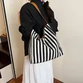 Bolso tote de gran capacidad con rayas verticales en blanco y negro y asa marrón - Negro