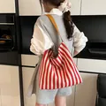 Bolso tote grande de lona a rayas rojas y blancas con correas de cuero marrón - Rojo