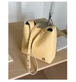 Sac à bandoulière en cuir jaune à motif litchi avec sangle réglable au style épuré - Jaune