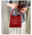 Sac seau rouge en cuir à motif litchi avec bandoulière réglable et logo argenté - Rouge
