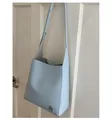 Sac seau bleu clair minimaliste en cuir grainé lychee avec logo argenté - Bleu