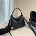 Sac Boston vintage en cuir grainé noir avec bandoulière amovible style lifestyle - Noir