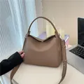 Sac Boston rétro en cuir abricot foncé avec texture grainée et bandoulière réglable - Kaki