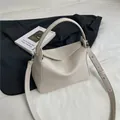 Sac à main chic en cuir grainé blanc crème avec boucles argentées et bandoulière - Blanc