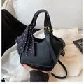 Sac seau noir texture litchi avec foulard à pois élégant et finitions métalliques dorées - Noir