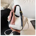 Sac seau blanc à motif litchi avec bordure noire et foulard en soie à pois roses - Blanc Et Noir