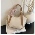 Sac seau beige texture lychee avec anses marron et accessoire foulard à pois élégant - Blanc-Brun