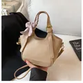 Sac seau chic beige texture litchi avec foulard à pois décoratif et bandoulière - Kaki
