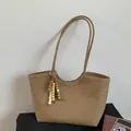 Borsa tote marrone retrò con trama intrecciata e ciondolo di perle in vista frontale - Cachi con Pendente