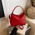 Sac seau élégant en cuir rouge grainé avec poignée supérieure et bandoulière réglable - Rouge
