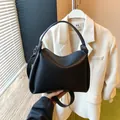 Sac seau minimaliste noir à motif litchi avec ferrures argentées pour femmes - Noir