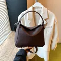 Sac seau marron foncé en cuir grainé avec finitions argentées et poignée supérieure - Marron