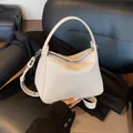 Sac seau chic beige en cuir grainé de style Lindy avec poignée et bandoulière - Blanc