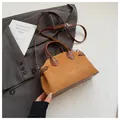 Sac bandoulière en daim marron avec anses en cuir et bandoulière réglable style rétro - Brun (Aspect Suède)