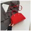 Sac bandoulière rouge en daim et cuir avec bandoulière réglable et rivets décoratifs - Rouge (Aspect Suède)