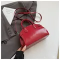 Sac à main rouge brillant en forme de coquillage avec bandoulière et détails argentés - Rouge Brillant