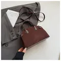 Sac Boston marron foncé en daim et cuir lisse avec bandoulière réglable - Café (Aspect Suède)