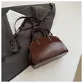Sac à main marron foncé en similicuir brillant avec poignées et bandoulière réglable - Café Brillant