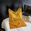 Bolso de hombro de ante amarillo mostaza con flecos y estilo bohemio casual - Amarillo
