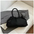 Bolso tote negro mate minimalista con hebilla dorada y correas largas para el uso diario - Negro