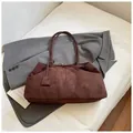Bolso tote de ante marrón oscuro con correas largas y cierre metálico minimalista - Marrón