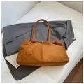 Bolso tote minimalista de ante marrón con gran capacidad y elegantes costuras decorativas - Marrón