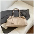 Bolso tote de ante beige con correas minimalistas y colgante cuadrado decorativo - Blanco Roto