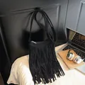 Sac bandoulière rétro en daim noir avec de longues franges et une bandoulière - Noir