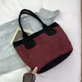 Bolso tote grande de ante minimalista en burdeos y negro con detalles circulares - Burdeos