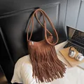 Sac bandoulière marron en similicuir suédé avec franges et bandoulière réglable chic - Marron