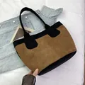 Bolso tote minimalista en marrón y negro con textura mate y gran capacidad interior - Marrón