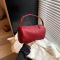 Sac Boston cylindrique rouge vif avec texture litchi et bandoulière réglable - Rouge