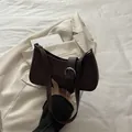 Dunkelbraune Wildleder-Schultertasche mit markanter Lederschnalle und Silberbeschlägen - Braun